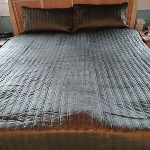 EUC Beautiful King-Size Bedspread And Shams